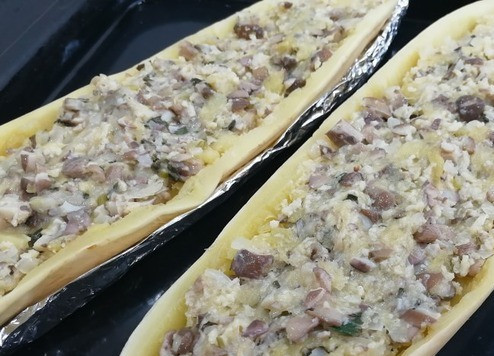 1. Этап. Кабачок, фаршированный грибами и сыром: И начинить ею кабачковые половинки.