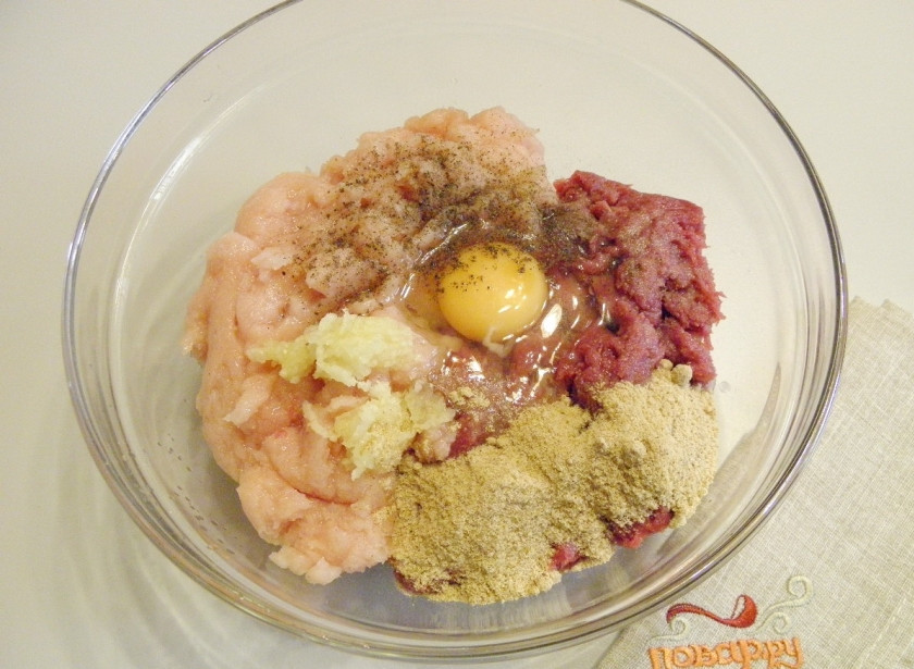 1. Этап. Котлеты под грибным соусом: Сначала нужно приготовить фарш для котлет. Котлеты у меня будут диетическими и вкусными, без жира и жарки. Приготовьте из куриного филе и говядины фарш при помощи мясорубки или блендера. Добавьте в него половину стакана ледяной воды, соль, перец, чеснок, яйцо и панировочные сухари. Хорошо вымешайте фарш до однородного упругого состояния.