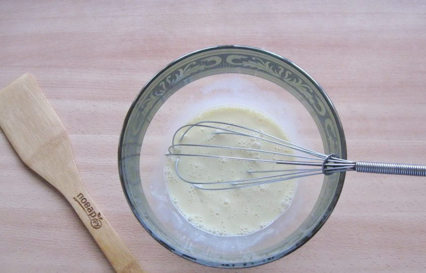 1. Этап. Сливочный хлеб: Взбейте венчиком сливки с сахаром, дрожжами и яйцами.