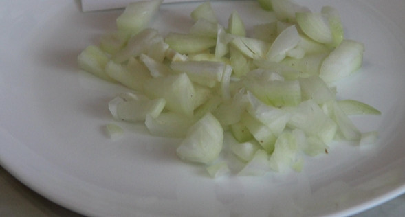 1. Этап. Картошка, тушенная с шампиньонами в сметане: Мелко нарезаем репчатый лук.