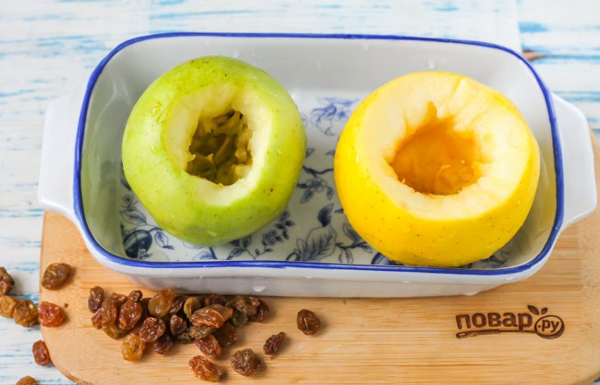 1. Этап. Яблоки с творогом запеченные в микроволновке: Яблоки промойте в воде, вырежьте семена, стараясь не пробить ножом дно фруктов. Промойте в воде.