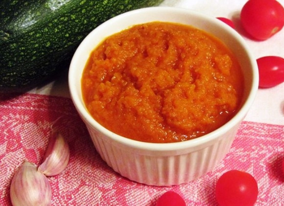 1. Этап. Кабачковая икра с томатной пастой: 4. Когда икра будет готова, переложите в удобную посуду и перебейте овощи погружным блендером. Предварительно остудив, поставьте икру в холодильник. Теперь, когда вы знаете, как приготовить кабачковую икру с томатной пастой, угощайте своих близких после полного охлаждения. Очень вкусно.