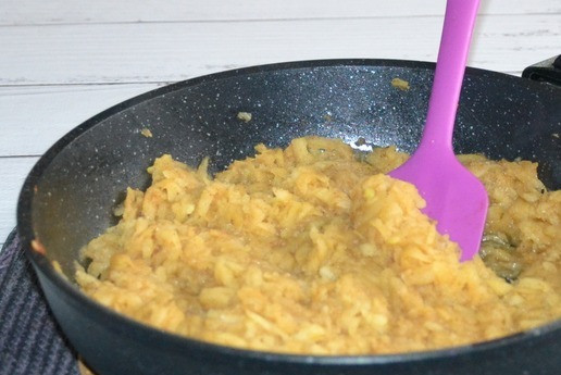 1. Этап. Яблочная начинка для блинов: В сковороде растопить сливочное масло, добавить яблоки. Всыпать сахар и корицу. У меня яблоки очень сладкие, поэтому добавила одну ложку сахара. Размешать и тушить на среднем огне до испарения сока яблок. По времени примерно 5-7 минут, зависит от сочности яблок.