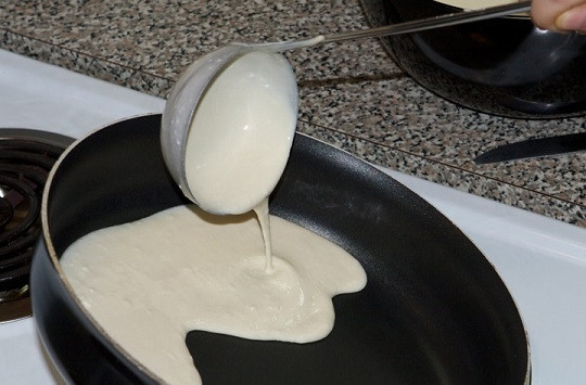 1. Этап. Блины обыкновенные: 6. Держите сковороду под небольшим наклоном и выливайте тесто сверху.