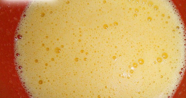 1. Этап. Вкусная запеканка творожная: Белки отделите от желтков. Желтки взбейте до лёгкой пены с сахаром.