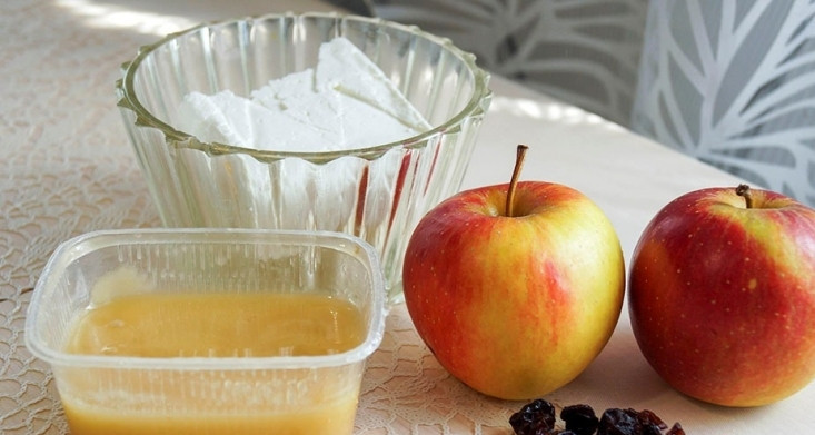 1. Этап. Печеные яблоки с творогом: 1. Вот такой скромный набор ингредиентов необходим, чтобы вы смогли повторить этот простой рецепт печеных яблок с творогом на своей кухне.