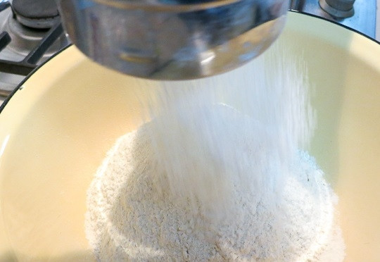 1. Этап. Беляши Советские: 2. Просейте муку в отдельную миску, чтобы обогатить ее кислородом, и добавьте чайную ложку соли.