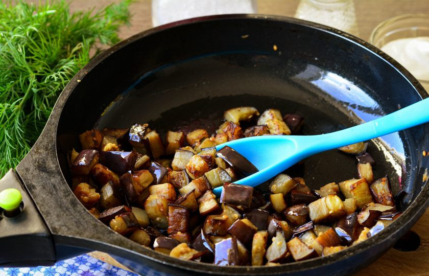 1. Этап. Теплый салат с баклажанами: На растительном масле обжарьте баклажаны до мягкости.