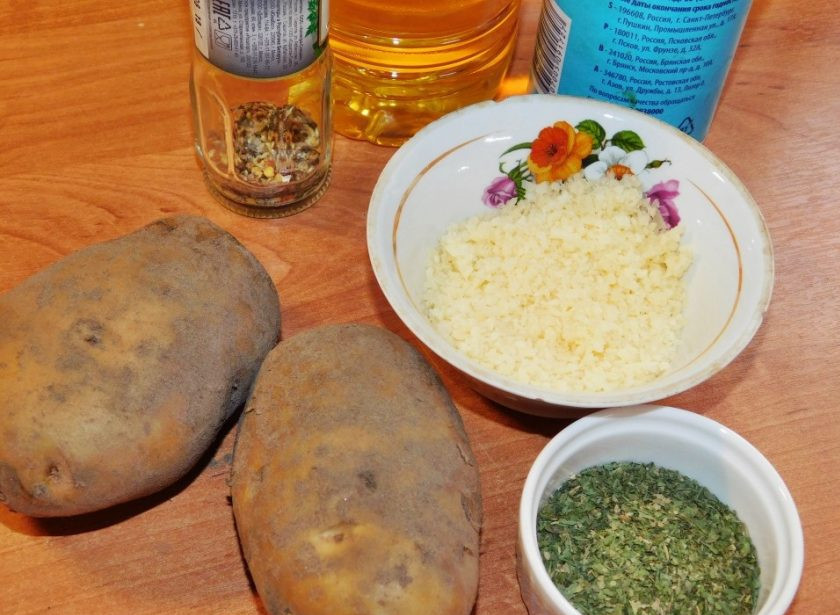 1. Этап. Картошка в духовке от Джейми Оливера: Подготовьте необходимые ингредиенты. Картофель очистите.