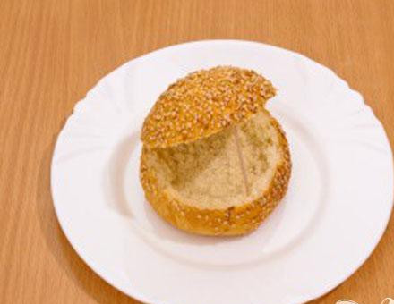 1. Этап. Закуска Морская раковина: 1. Острым ножом, не до самого конца, разрезаем булочку вдоль. Вынимаем из нижней части мякиш.