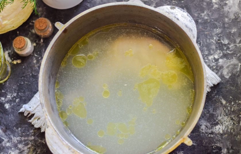 1. Этап. Казацкий борщ: Заранее приготовьте бульон, варите его не менее 1,5-2 часов. Курица, говядина, свинина — выбирайте по своему вкусу.