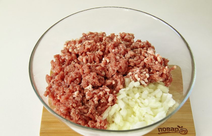 1. Этап. Буузы (классический рецепт): Тем временем приготовьте начинку. Лук нарежьте мелкими кубиками. Говядину мелко порубите ножом или пропустите через мясорубку.