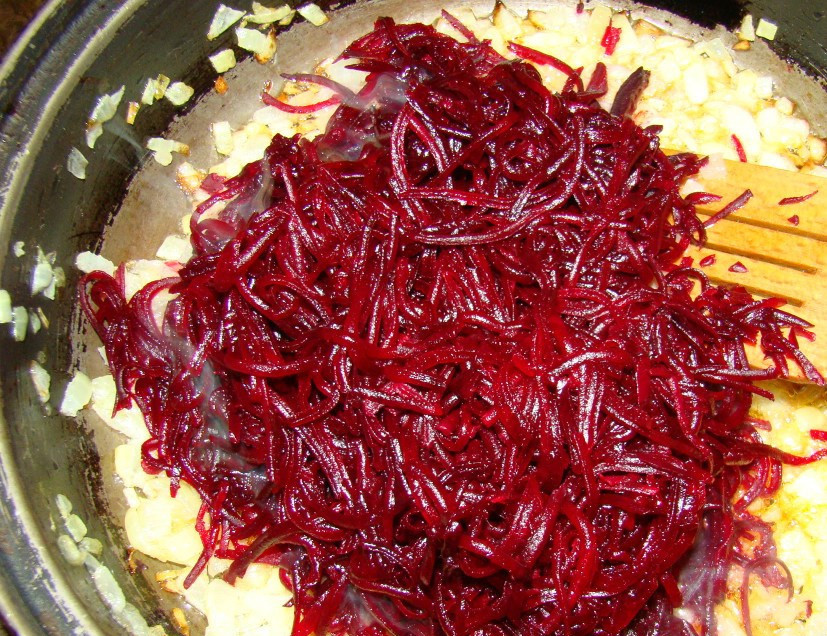 1. Этап. Икра из буряка: Когда лучок станет прозрачным и золотистым, добавьте к нему отварную очищенную и натертую на крупной терке свеклу. Туда же бросьте томатную пасту, которую можно заменить томатным соком, влейте рассол от помидоров, добавьте сахар, соль, перец и лимонную кислоту на кончике ножа. Протушите икру под закрытой крышкой пять минут.