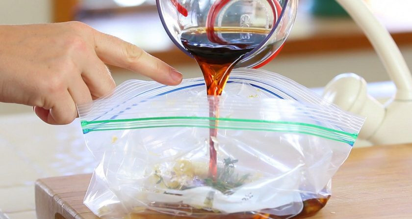 1. Этап. Креветки в соево-лимонном маринаде: 5. Влейте воду с соусом и нарвите тимьян.