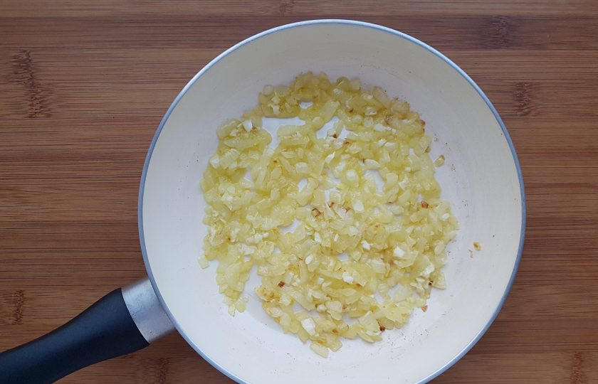 1. Этап. Террин из курицы с фисташками: Одну луковицу мелко нарежьте и обжарьте до золотистого цвета. В конце добавьте измельченный чеснок. Обжаренный лук с чесноком отложите в сторону.