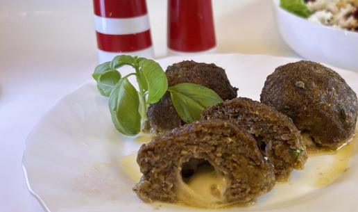 1. Этап. Фрикадельки с моцареллой в аэрогриле: Эти фрикадельки - хрустящие, сочные и с нежно плавящейся сырной начинкой! Быстро сделано и идеально подходит для любого случая!