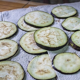 1. Этап. Лазанья с баклажанами: 2. Выложите на несколько слоев бумажного полотенца, посолите и поперчите.