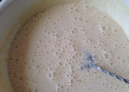 1. Этап. Блины классические на молоке: И все тем же венчиком перемешиваем до однородного состояния. Тесто должно получиться достаточно жидким, без комочков муки. Оставим тесто минут на 20, пусть отдохнет.