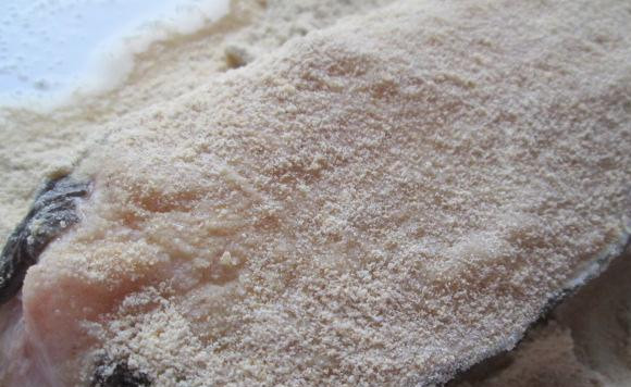 1. Этап. Стейк зубатки на сковороде: Хорошо обваливаем стейки в сухарях. Затем обмакиваем их в яйце и обваливаем в муке.