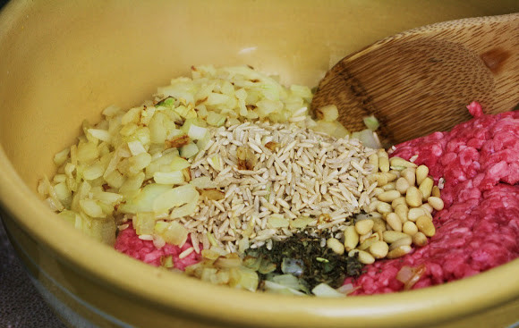 1. Этап. Долма по-азербайджански: 6. В миске смешайте ингредиенты для начинки - мясной фарш, рис, орешки, специи, измельченную петрушку. Должна получиться однородная масса.