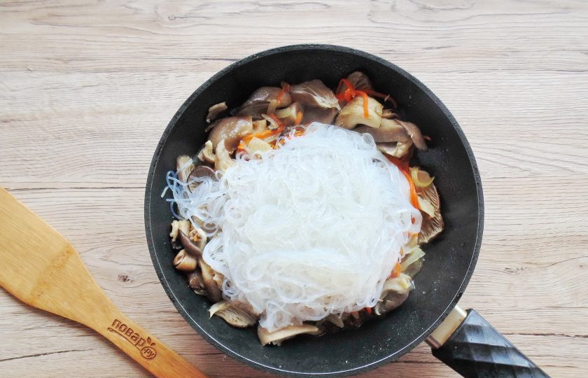 1. Этап. Фунчоза с древесными грибами: Фунчозу отварите в подсоленной воде согласно инструкции на упаковке. Переложите в сковороду с грибами и овощами.