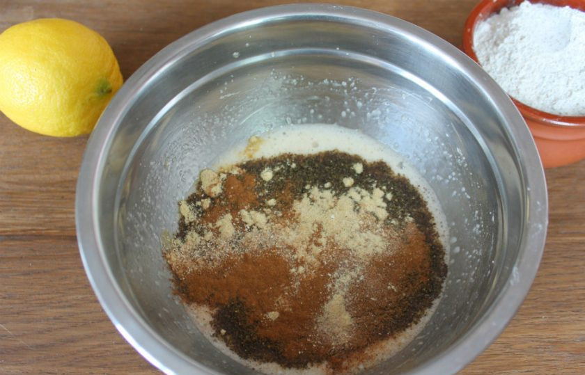 1. Этап. Ржаные пряники: Насыпаем молотые пряности.