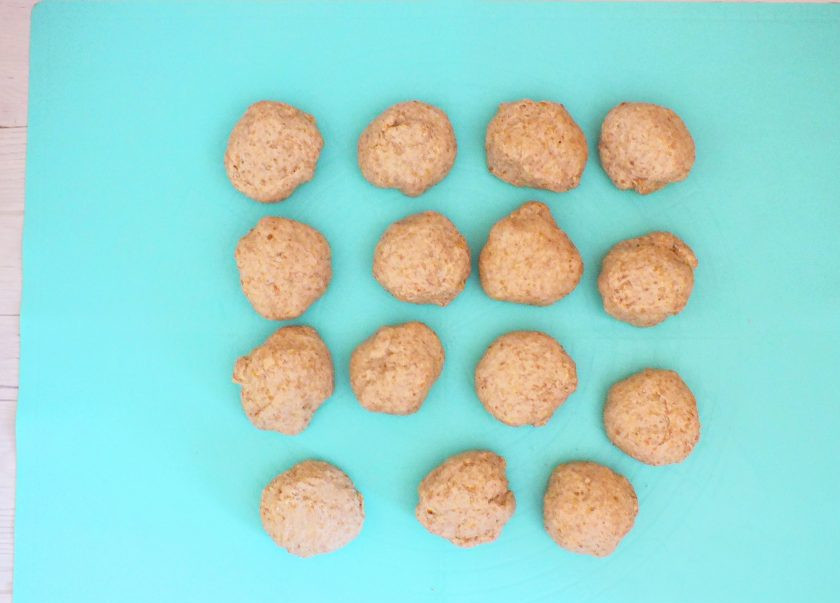 1. Этап. Булочки с отрубями: После второй расстойки разделите тесто на желаемое количество изделий. Я разделила на 15 порций.