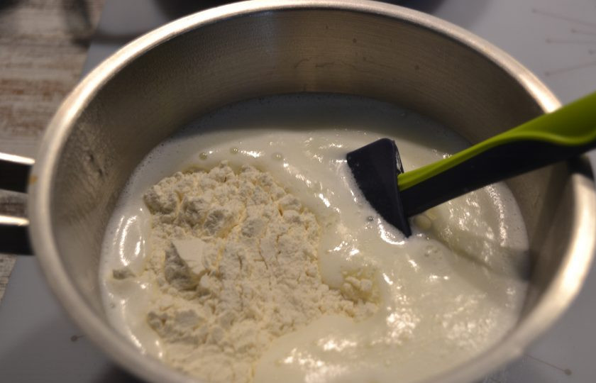 1. Этап. Эклеры со сметанным кремом: Всыпьте одним разом всю муку и хорошо перемешайте.