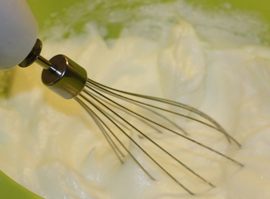 1. Этап. Пирог с медом простой: 3. Белки отдельно взбейте со щепоткой соли до пышной пены.