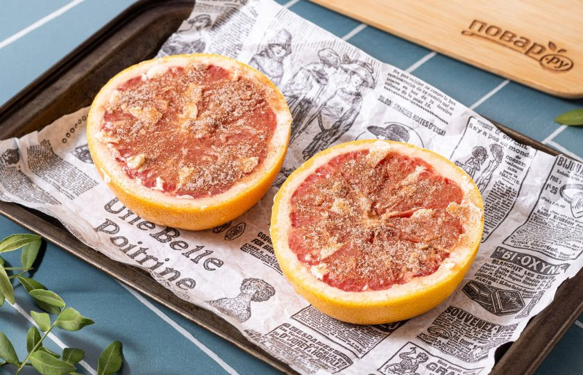 1. Этап. Запеченный грейпфрут: Посыпьте грейпфрут сахаром с корицей. Запекайте его около 15 минут в разогретой до 200 градусов духовке.