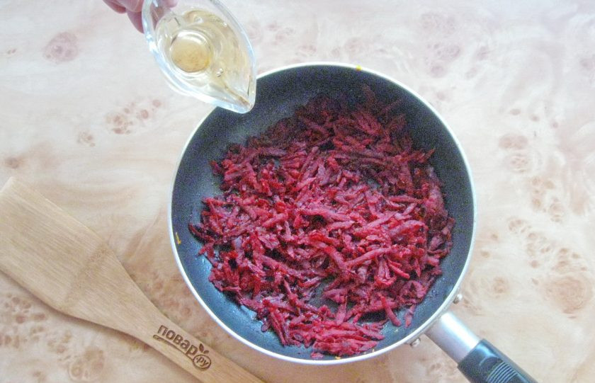 1. Этап. Борщ с яблочным уксусом: После влейте яблочный уксус и перемешайте.