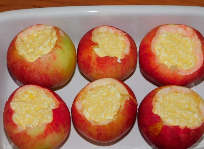 1. Этап. Запеченные яблоки с творожной начинкой: Наполните яблоки творожной начинкой и поставьте в духовку, разогретую до 180 градусов минут на 15.