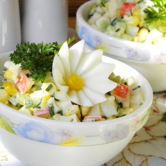 Крабовый салат из крабовых палочек