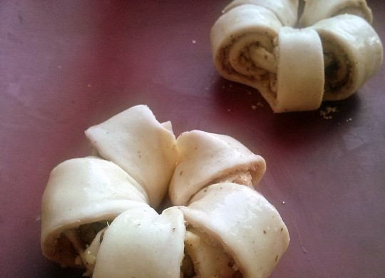 1. Этап. Булочки с корицей без дрожжей: Выложите булочки на противень с силиконовым ковриком. Смажьте каждую сверху слегка взбитым яйцом.