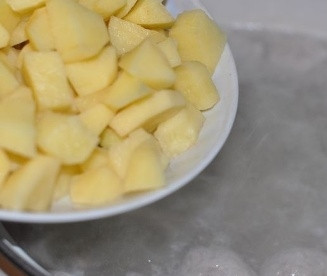 1. Этап. Детский суп из индейки: В кастрюлю наливаем примерно 2 литра воды, доводим до кипения, солим и затем опускаем туда фрикадельки с хвостиками:) Варим минут 10 и не забываем снимать пенку. Затем добавляем очищенный и нарезанный кубиками картофель.