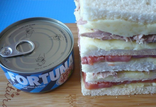 1. Этап. Сэндвичи Рождественские елки с тунцом: Повторяйте, пока у вас не получится как минимум 4 слоя начинки и 5 слоев хлеба, но вы можете сделать их немного выше. Все хорошо уплотните и разровняйте. Поставьте в холодильник на 30 минут.