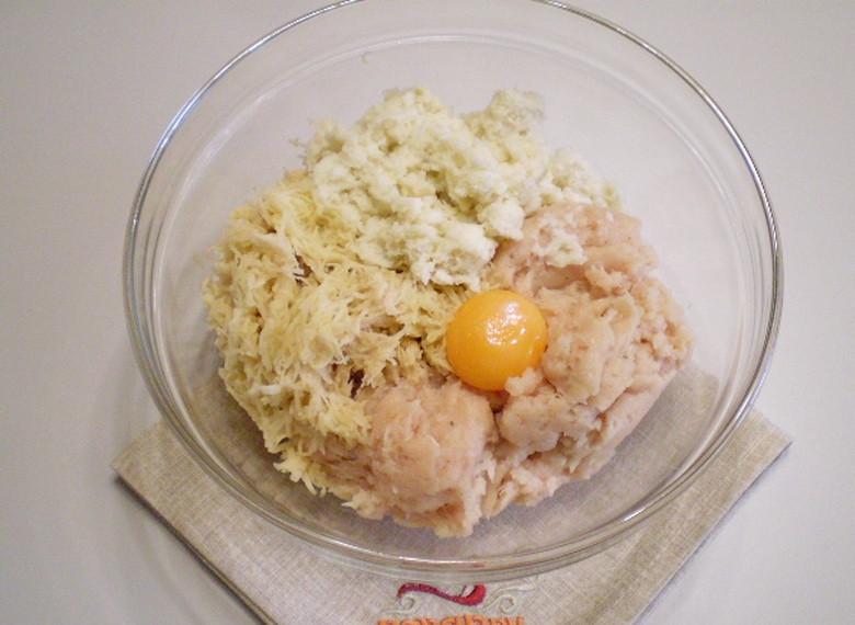 1. Этап. Куриное суфле для детей: Соедините куриный фарш с желтком, хлебом в сливках и картофелем. Перемешайте.