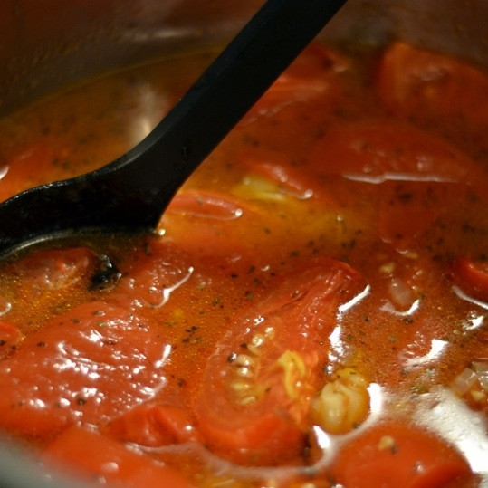 1. Этап. Томатный суп-пюре: В суповой кастрюле на оливковом масле обжариваем мелко нарезанный лук. Как только лук слегка зажарится (на это уйдет 3-4 минуты при среднем огне), добавляем в кастрюлю запеченные помидоры и куриный бульон. Доводим до кипения, после чего сбавляем огонь и томим суп на медленном огне около 10 минут.