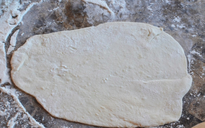 1. Этап. Пресная лепешка: Каждую часть раскатайте в плоскую лепешку.