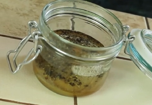 1. Этап. Салат с куриной печенкой: Смешаем растительное масло, горчицу, сахар, лимонный сок, молотый перец и пару ложек воды. Очень удобно делать это в банке с герметично закрывающейся крышкой.