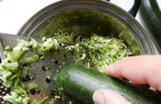 1. Этап. Oладьи из кабачков с фаршем: Кабачок трём на бурачковой тёрке, предварительно очистив от семян.