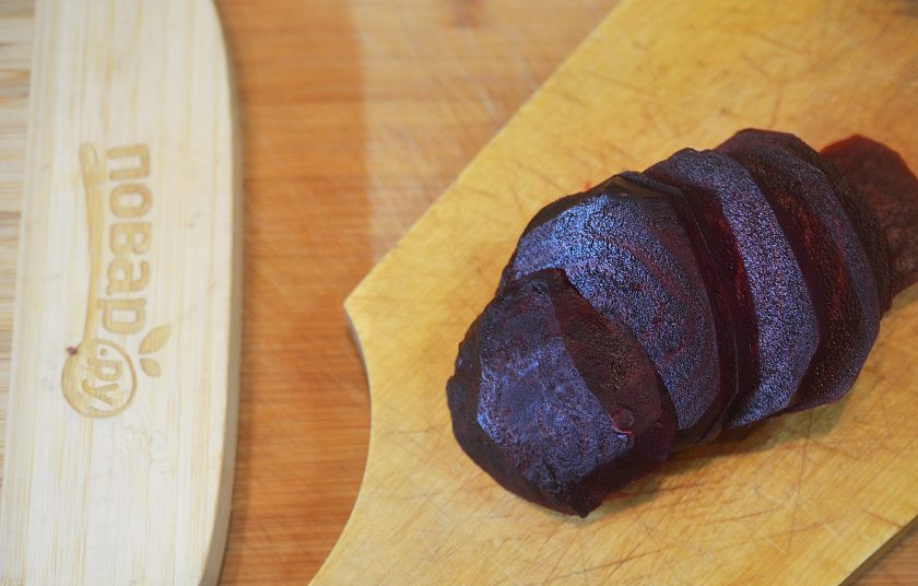 1. Этап. Лосось со свеклой и беконом: 1. Свеклу отварите или запеките, почистите и нарежьте кружками.