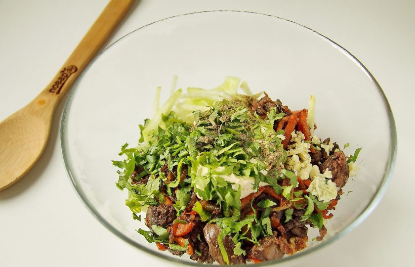 1. Этап. Салат с печенью и редькой: Соедините в салатнике или глубокой миске печень с овощами, редьку, измельченную зелень и пропущенный через пресс чеснок. Добавьте перец и соль по вкусу.