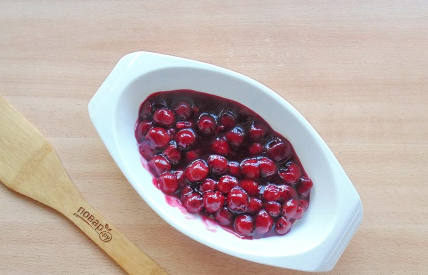 1. Этап. Вишневый коблер: Вишню в соусе выложите в форму для выпечки.