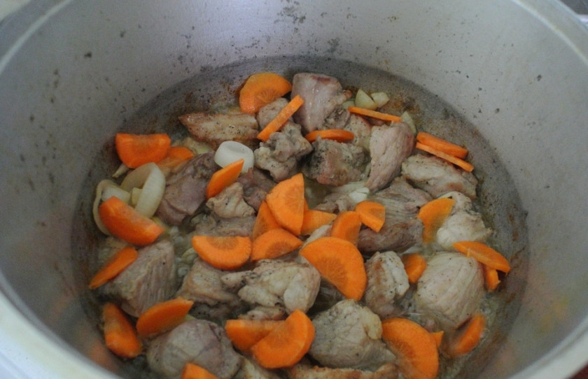 1. Этап. Жаркое из говядины с картошкой: Потом морковь.