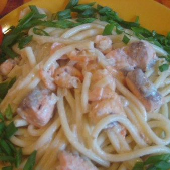 Семга с креветками в сливочном соусе