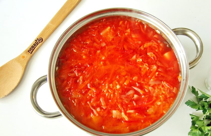 1. Этап. Борщ для детей: Когда картофель будет почти готов, добавьте свеклу, соль по вкусу и варите все вместе до полной готовности всех ингредиентов.