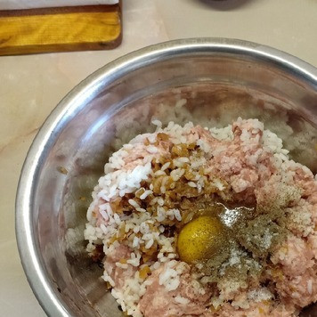 1. Этап. Ёжики: В глубокую миску выложить фарш, рис, обжаренный лук, добавить яйцо, посолить, поперчить по вкусу и все тщательно перемешать.