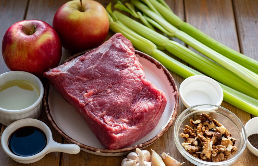 1. Этап. Салат с сельдереем и говядиной: Все ингредиенты очень удобно сразу выложить на стол. Яблоки и стебли сельдерея помойте, зубчики чеснока почистите.