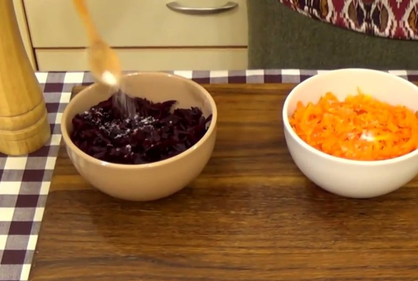 1. Этап. Салат Шуба в желе: 2. Натрите на крупную терку отварной картофель, отварную морковь и отварную свеклу. Каждый овощ посолите и поперчите по вкусу.